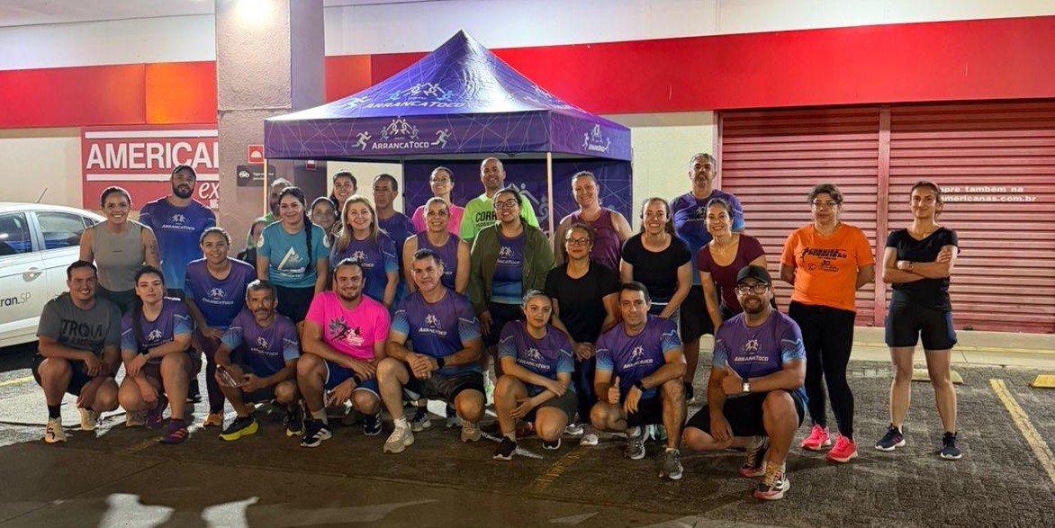 Grupo ArrancaToco reunido junto à tenda roxa