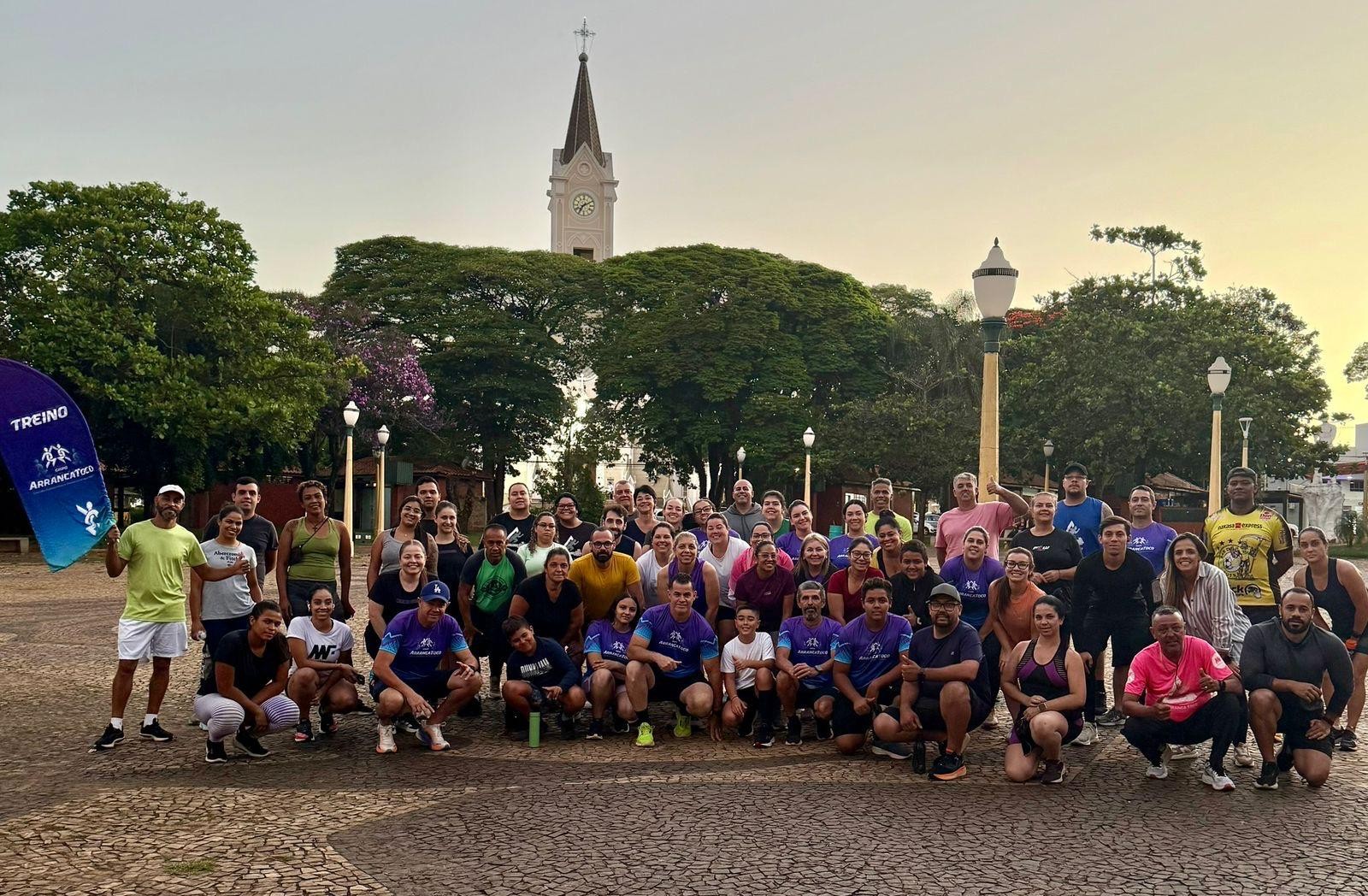 Participantes do ArrancaToco reunidos na praça, com a igreja ao fundo